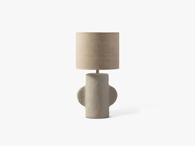 Calantha bordlampe – papirmaché og linstoff
