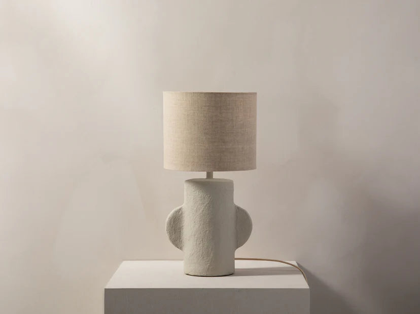 Calantha bordlampe – papirmaché og linstoff