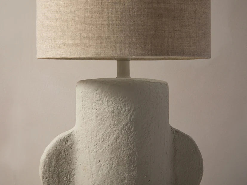 Calantha bordlampe – papirmaché og linstoff