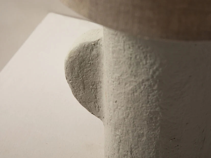 Calantha bordlampe – papirmaché og linstoff