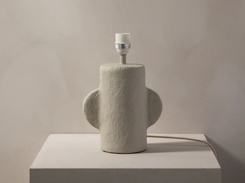 Calantha bordlampe – papirmaché og linstoff