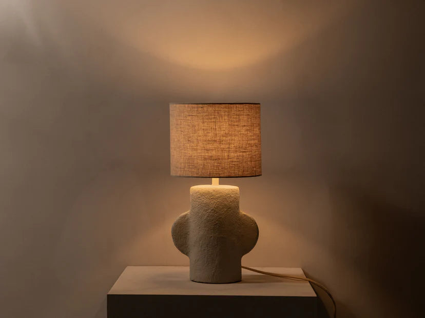 Calantha bordlampe – papirmaché og linstoff