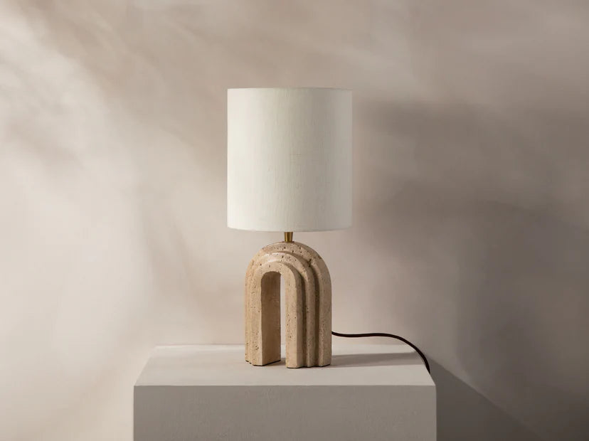 Doris bordlampe i travertin