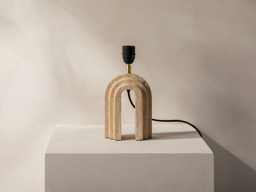 Doris bordlampe i travertin
