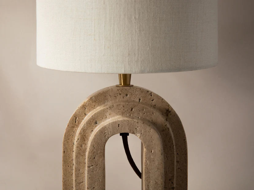 Doris bordlampe i travertin