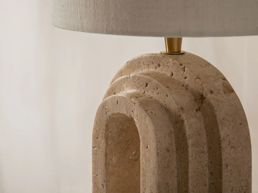 Doris bordlampe i travertin