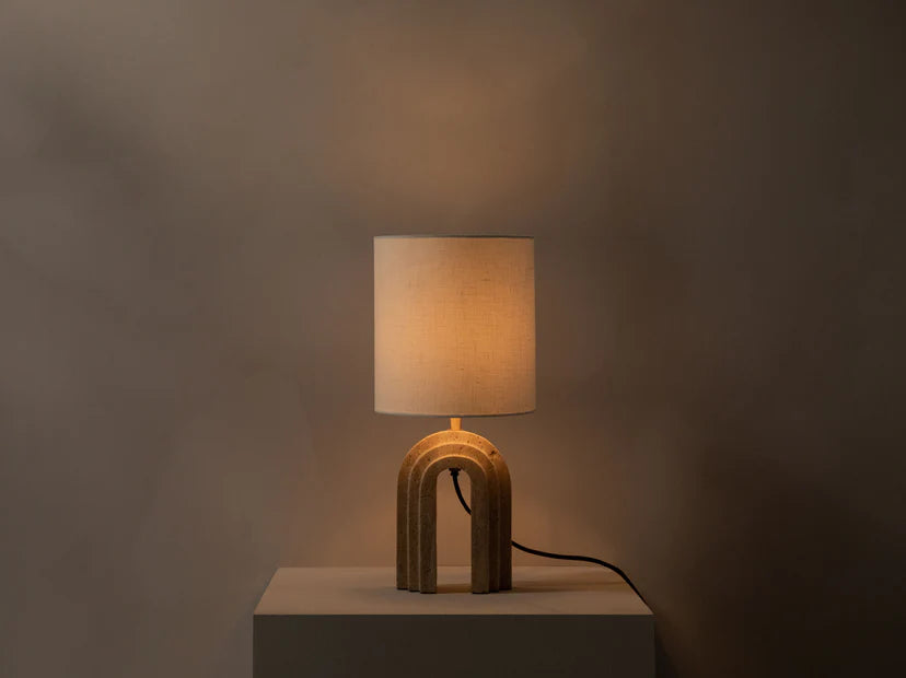 Doris bordlampe i travertin